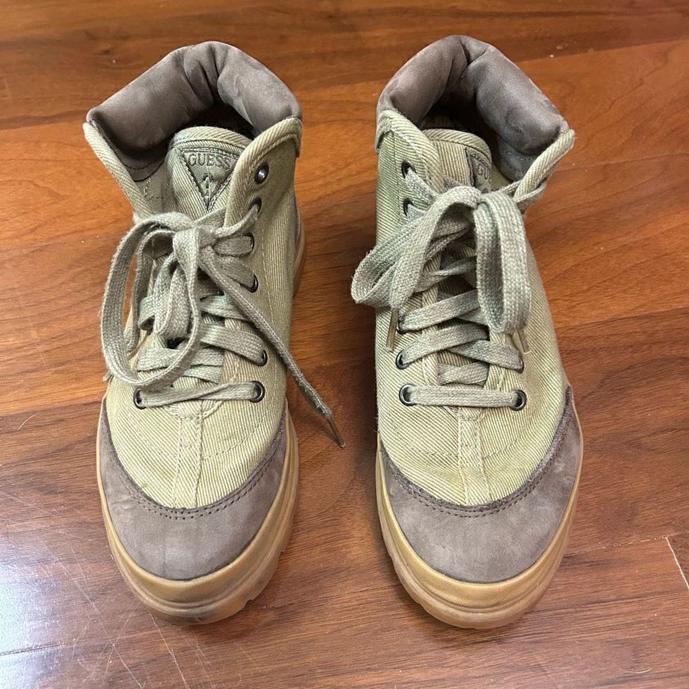 Guess vintage army green men’s size 6 boots‎
